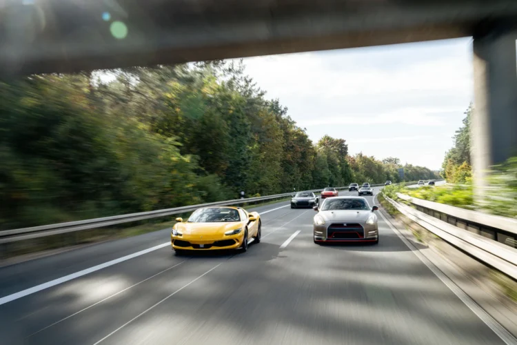 Gelber Ferrari und grauer Nissan GTR auf der Autobahn bei einer EPICO Circle Experience